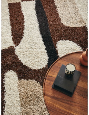 Tapis shaggy à poils long motif graphique de couleur marron. beige. café et crème MANI Voir les baskets